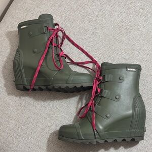Sorel Joan Women's Dark Green Wedge Boots with Pink Laces